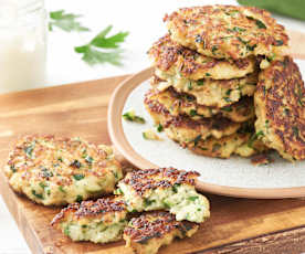 Tortitas de calabacín y gambas con yogur