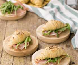 Croissant sfogliati ai cereali con prosciutto crudo e rucola