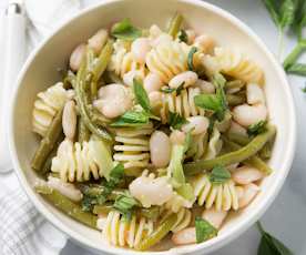 Ensalada templada de judías blancas y verdes con pasta