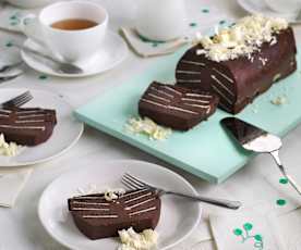 Pastel helado de chocolate con galletas de chocolate