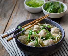 Ramen con polpettine di gamberi e orata