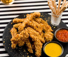 Tiras de frango panadas com molhos barbecue e de caril