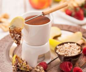 Čokoládové fondue s ovocem a oříšky
