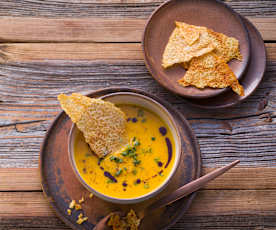 Möhren-Kürbissuppe mit Parmesanchips