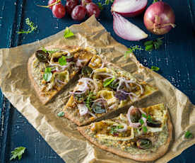 Flammkuchen mit roten Zwiebeln und Trauben