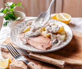 Salmón en salsa cremosa de champiñones con papas