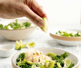 Ensalada de pollo al vapor, kiwi y queso feta con kale