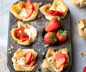 Tartes de massa filo com morangos e queijo de cabra