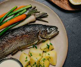 Pstruzi v holandské omáčce s bramborami