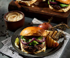 Burger alla griglia con patate e maionese all'aglio