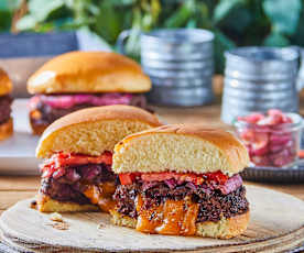 Burgers de bison au cheddar et oignons marinés