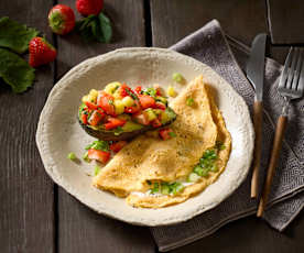 Avocado mit Mango-Erdbeer-Füllung und Omelette