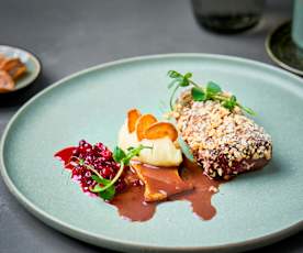 Hertenfilet, pastinaak-aardappelpuree, wortelchips, eryngii, veenbessen