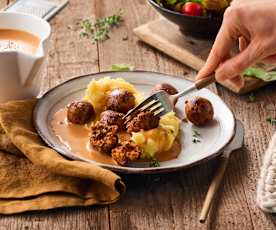 Vegane Bällchen mit Rahmsauce und Kartoffelstampf