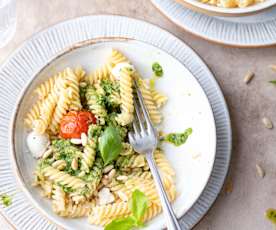 Pasta al pesto estilo italiano con jitomates cherry confitados