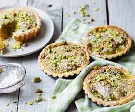 Tartaletas de peras de invierno con pistachos