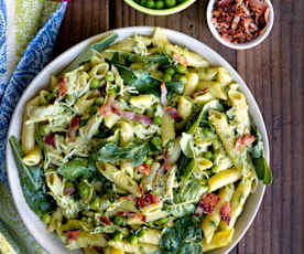 Ensalada de pasta con pollo, arvejas y salsa de palta