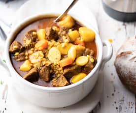 Cholent de carne com legumes de inverno