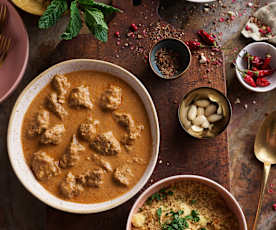 Curry de cordero y cuscús con pepino y menta en cocción lenta