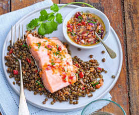 Pavés de saumon, lentilles vertes et sauce à l’oignon rouge