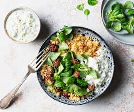 Bol de cuscús con albóndigas y tzatziki