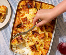 Frühstücks-Brotpudding mit Cheddar und Speck