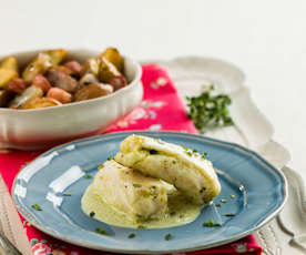 Medalhões de pescada a vapor com batatas novas e rabanetes