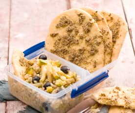 Libańskie chlebki z zatarem i sałatką z kaszy pęczak