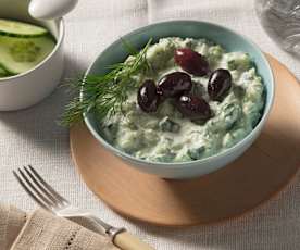 Gurkensalat mit Dill-Rahm-Dressing