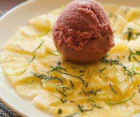 Carpaccio d'ananas avec sorbet rose
