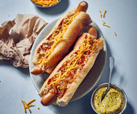 Hot Dogs mit Bierzwiebeln