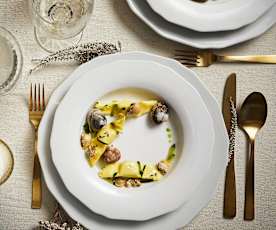 Caramelle di pesce con vongole e zucchine