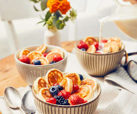 Bol de mini tortitas con leche, cereales y fruta