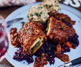 Vegane Rouladen mit Knödeln und Rotkohl