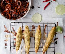 Satay z kurczaka po balijsku z marynowanymi warzywami (TM6, TM7)