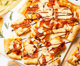 Pizza gialla mit Kürbiscreme, Scamorza und Speck