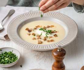 Knoblauchcremesuppe mit geröstetem Bauernbrot