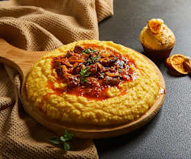 Menù: Polenta con sugo di salamelle e funghi; Muffin all'arancia e nocciole (Bimby Friend)