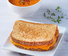 Grilled-cheese sandwich y sopa de jitomate