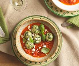 Hirseknödel mit Spinat auf Tomatenragout (glutenfrei)