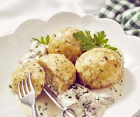 Speckknödel mit Champignonsauce