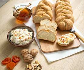 Whey bread with soft cheese (TM6)