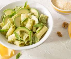 Pasta con pesto de nueces y aguacate