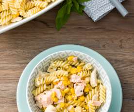 Ensalada de pasta con pollo y salmón