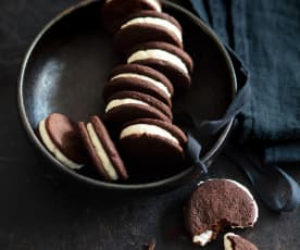 Bolachas de chocolate negro recheadas com creme de chocolate branco