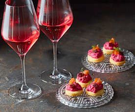 Biscotti al pecorino e mousse di barbabietola