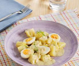 Patatas y huevos con salsa de eneldo