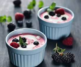 Jogurtový pohár s lesním ovocem a medem