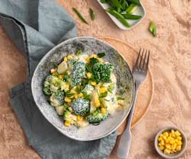 Sałatka ziemniaczano-brokułowa z kukurydzą i szczypiorkiem