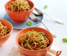 Linguine com pesto de tomate e amêndoa